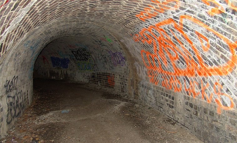 Curved pedestrian tunnel