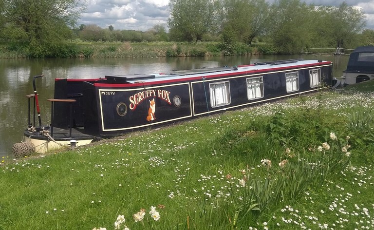 Shared narrow boat Scruffy Fox