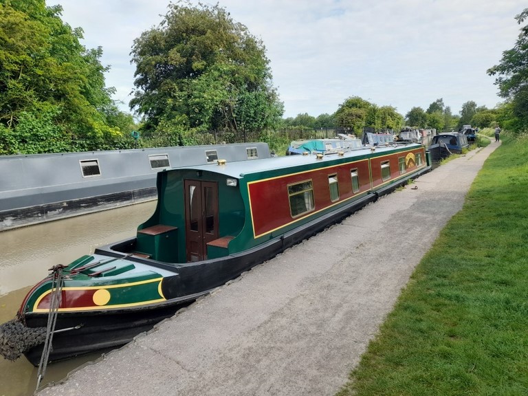 Shared narrow boat Chisbury