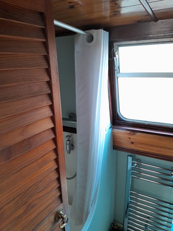 Shared narrow boat Dasque