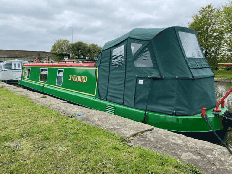 Shared narrow boat Scruffy Fox