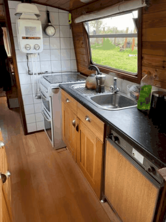 Shared narrow boat Liverbird