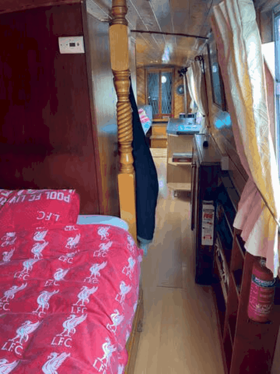 Shared narrow boat Liverbird