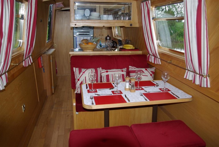 Shared narrow boat Black Swan