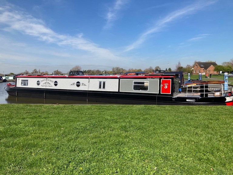 Shared narrow boat Dawn Chorus