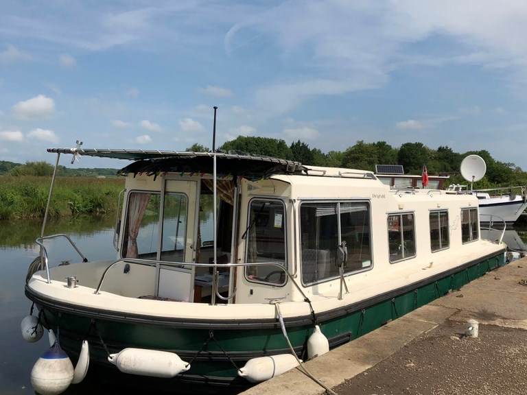 Escapade a shared boat based in France
