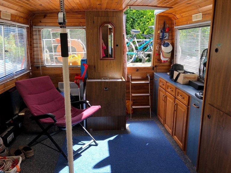 Escapade a shared boat based in France