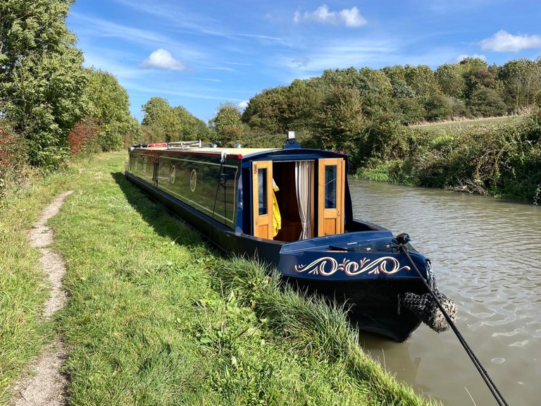 Shared narrow boat Heddwen