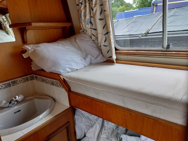 Shared narrow boat Warwick