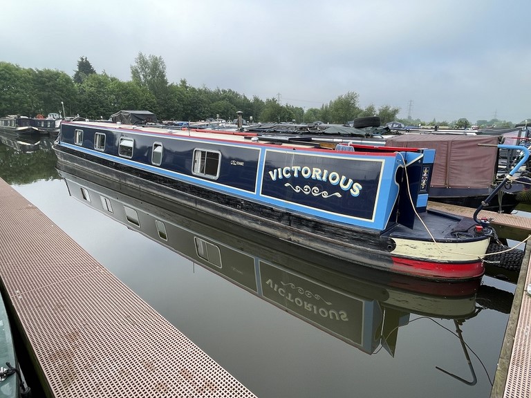 Shared narrow boat Victorious