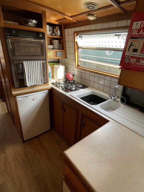 Shared narrow boat Victorious