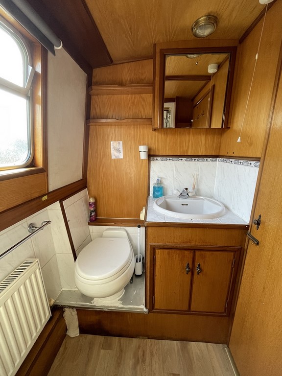 Shared narrow boat Victorious