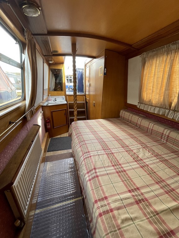 Shared narrow boat Victorious