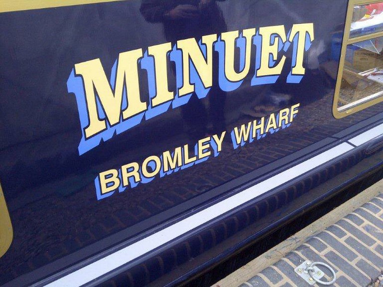 Shared narrow boat Minuet