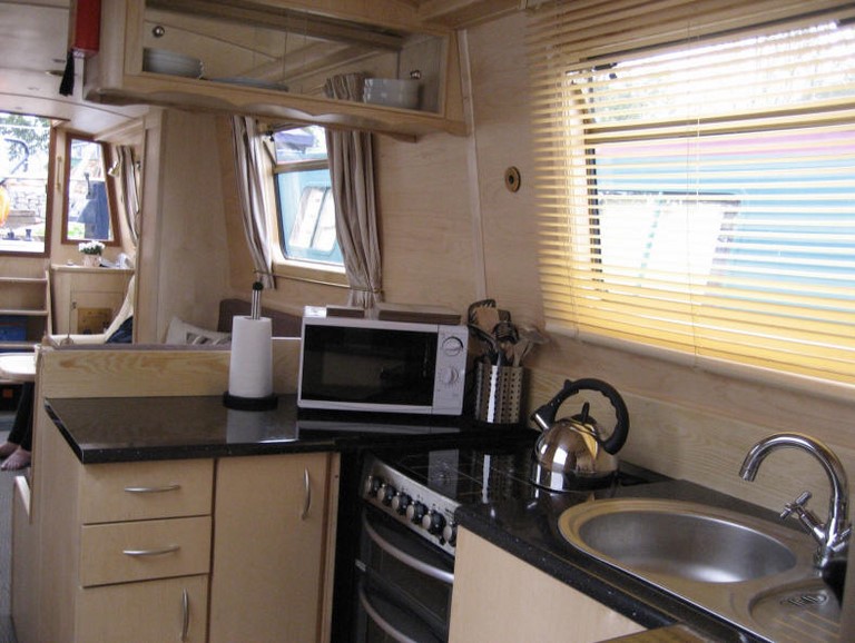 Shared narrow boat Minuet