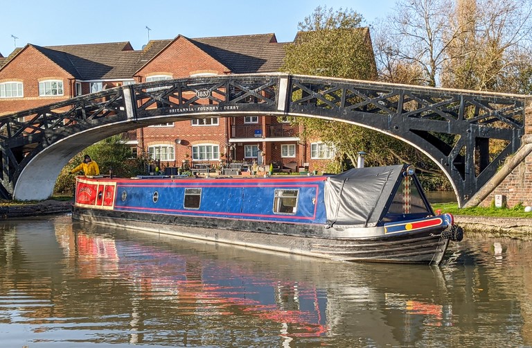 Shared narrow boat Phoenix No.1