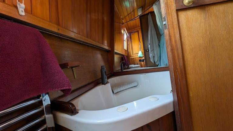 Shared narrow boat Sorceress