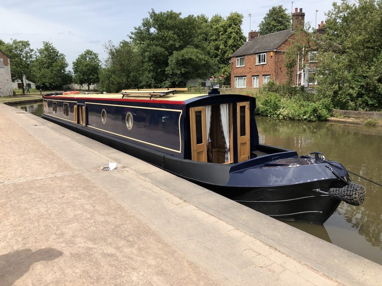 Shared narrow boat Skylark