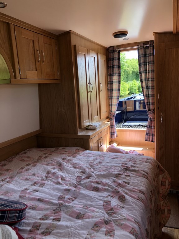 Shared narrow boat Skylark