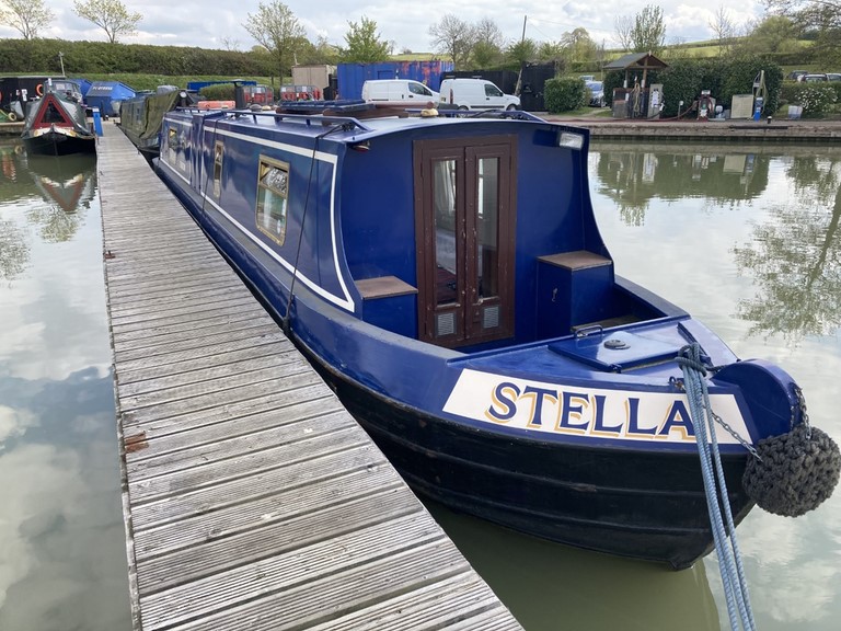 Shared narrow boat Stella