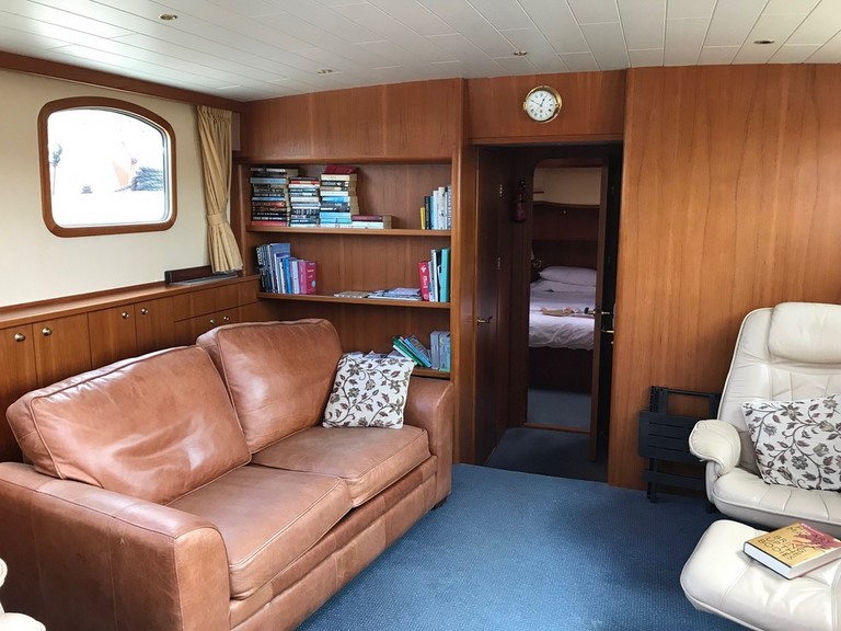 Shared barge Henrietta