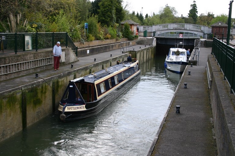 Shared narrow boat Scruffy Fox
