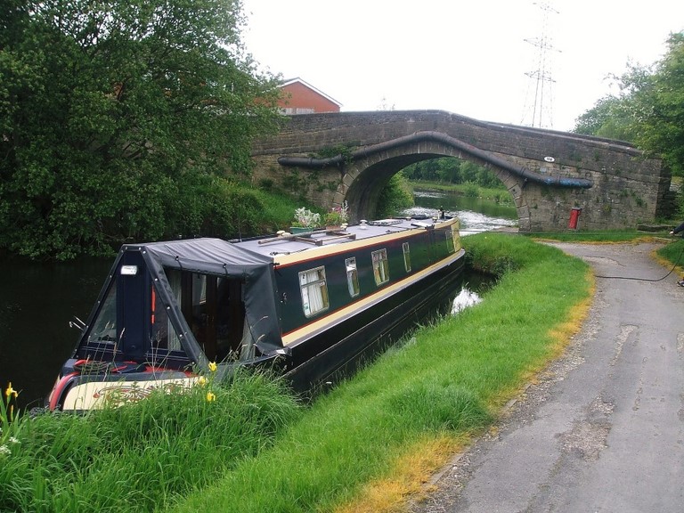 Shared narrow boat Scruffy Fox