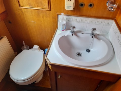 Shared narrow boat Chisbury