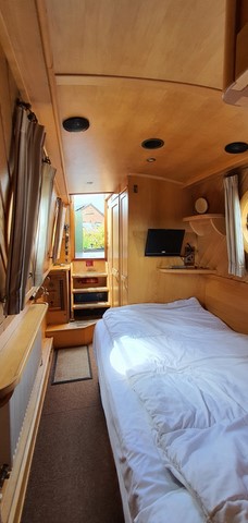 Shared narrow boat Middlewood