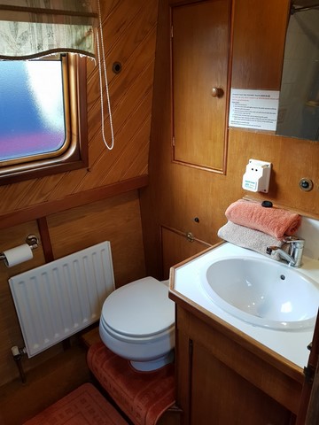 Shared narrow boat Compton