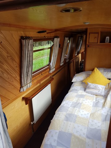Shared narrow boat Compton