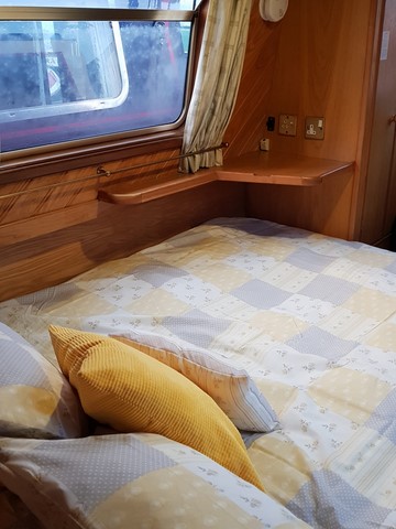 Shared narrow boat Compton