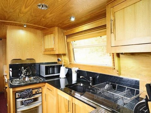 SShared narrow boat Little Dawn