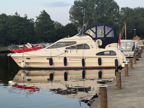 Shared cruiser Ranworth Breeze on the Norfolk Broads