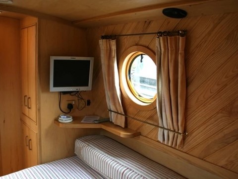 Shared narrow boat Apperley