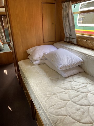 Shared narrow boat Honeystreet