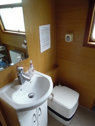 Shared narrow boat Scruffy Fox